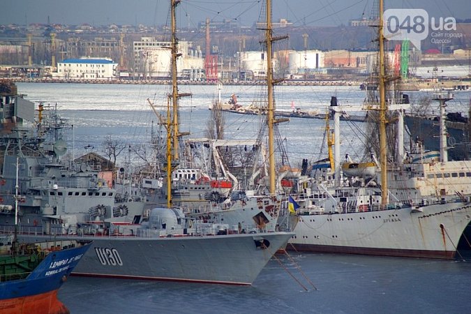 Флагман ВМС Украины "Гетман Сагайдачный" и учебный парусник "Дружба" в Одессе
